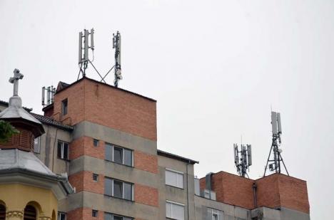Antena vă aparţine! Vrând să le ia taxă pe antene, municipalitatea şi-a ridicat în cap operatorii de telefonie mobilă